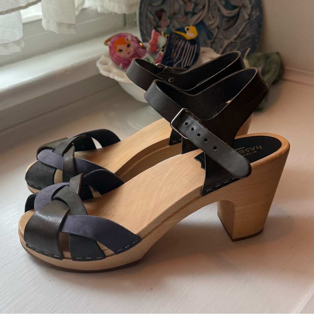 Swedish Hasbeens Kringlan women’s blue & gray nubuck wooden peep toe sandals